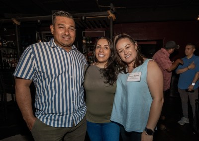 Engaged attendees of 'Chelas con Contratistas' networking event, connecting with the camera